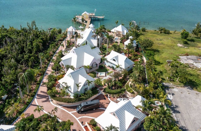 A Private Peaceful Luxurious Villa/Exclusive Gated Estate