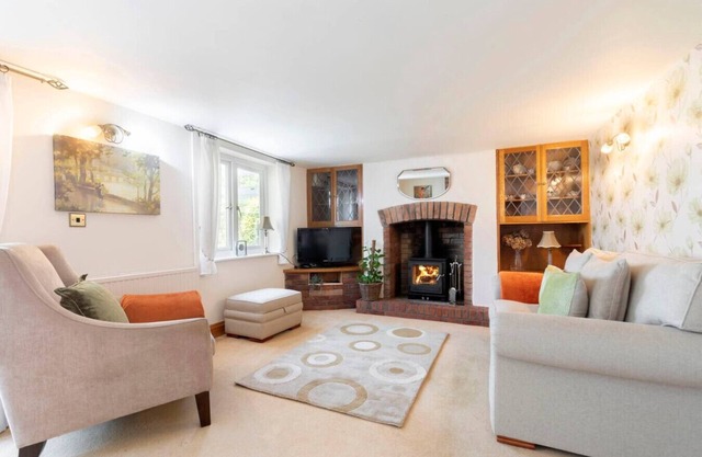 A Quaint, Relaxing 3-Bed Cottage in Eastington