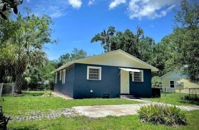 A quiet two-bedroom home in the heart of Tampa.