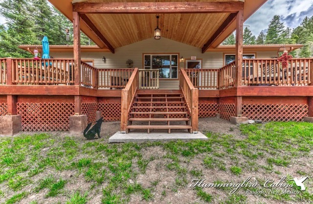A rare "Spotted Owl" in the pine trees w/hot tub & Pet Friendly!