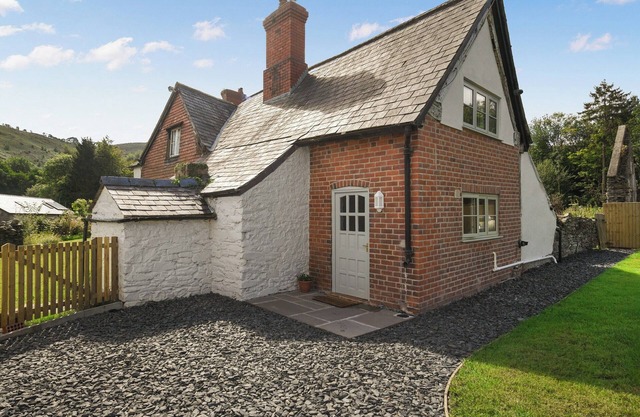 A relaxing escape for couples in a cosy old cottage with gorgeous rural views.