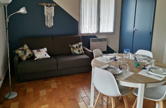 A short drive to Parcours Vitalité! Private Kitchenette, Pool & Free Parking!
