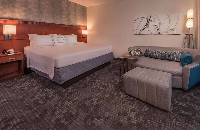 A Short Drive to Tomb of the Unknowns! 2 Units w/Parking & Onsite Starbucks!