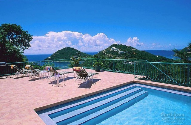 A Slice of Heaven at Villa Escapar: Lap Pool, A/C, and Views of Hart Bay and Chocolate Hole