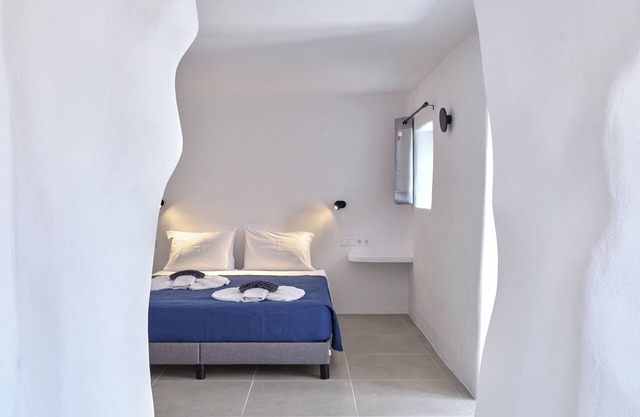 A small apartment,with equipped kitchen,newly built in the heart of Lefkes Paros