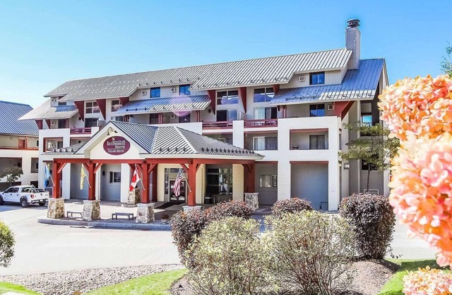A SPECTACULAR LOON MOUNTAIN GETAWAY - 1-BEDROOM SUITE