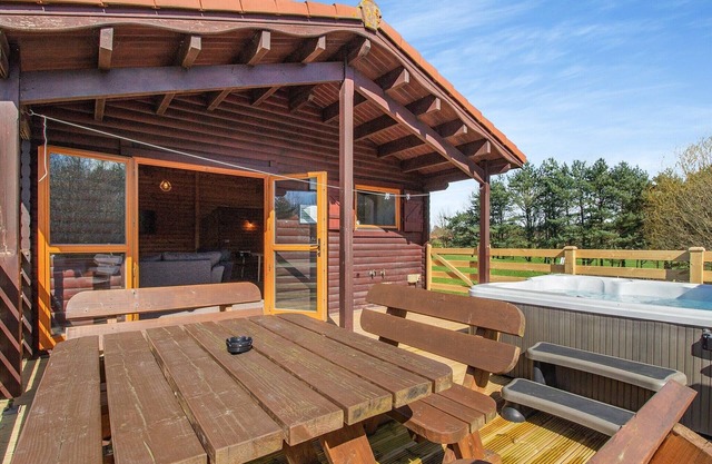 A stunning three bedroom lodge with a master bedroom served by an en-suite shower room, one double b