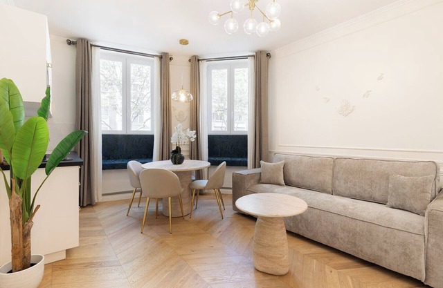 A Sublime 1-BR with Services in Batignolles