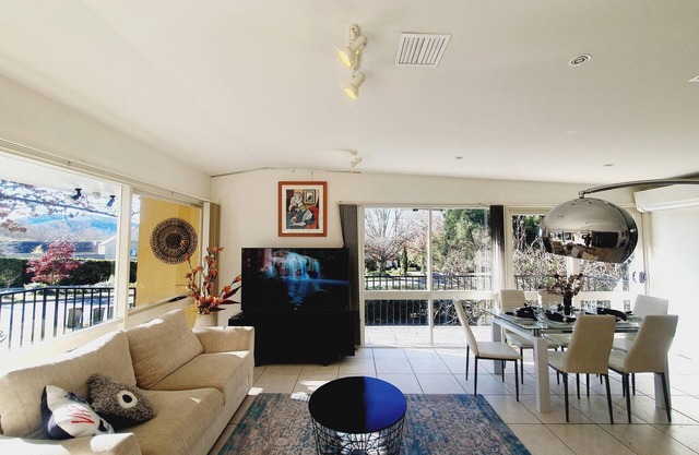A sunny open stylish 3B&2B suite in Yarralumla close to Lake and shopping centre