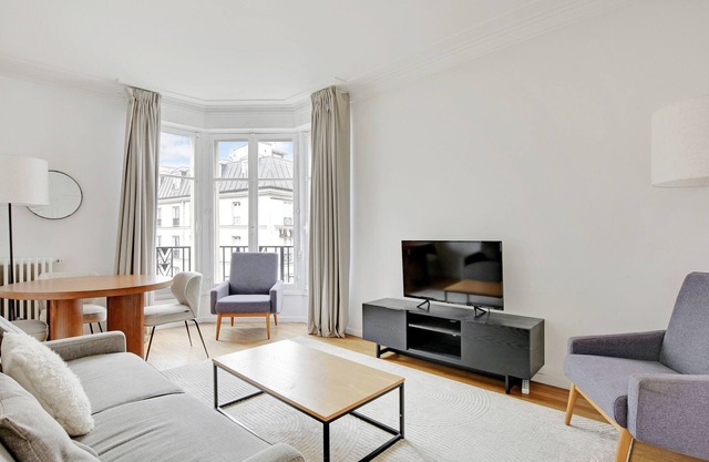 A Superb 2-BDR in St Michel/Notre Dame