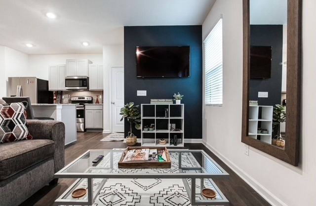 A Traveler’s dream; Private Townhome 15min to Airport in peaceful Union City