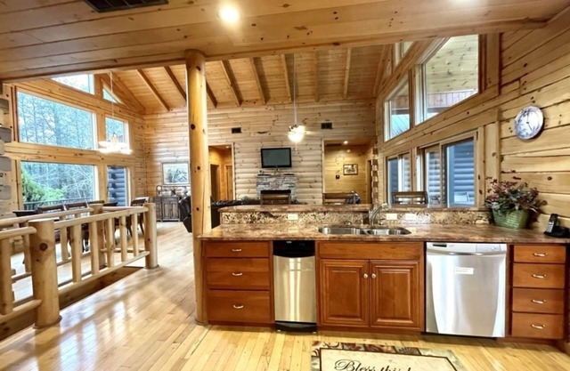 A true log cabin with 360 degree mountain views - Pet and Motorcycle friendly! 5 Bedroom Cabin by RedAwning