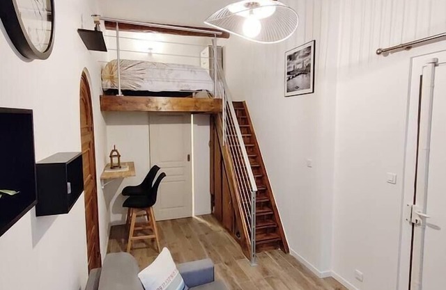 A-typical studio, heart of the Port area/Nice, AC