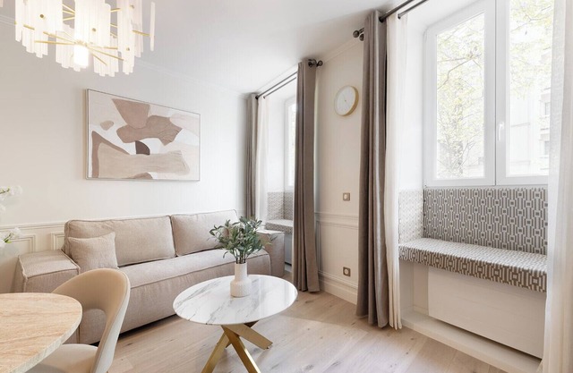 A Wonderful 1BR with Services in Batignolles