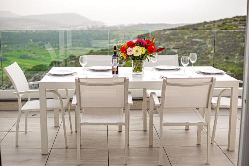 A52 - Apartment with Sea and Country Views