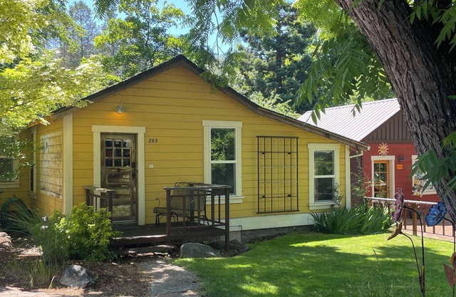 ABBOTT'S COTTAGES- The Lark. 2 bedroom cottage, just two blocks to downtown