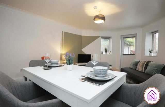Aberdeen Apartments, Redland, Great Location