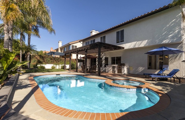 Absolutely Stunning, Newly Renovated/Decorated, Pool/Spa Home! nPet friendly!