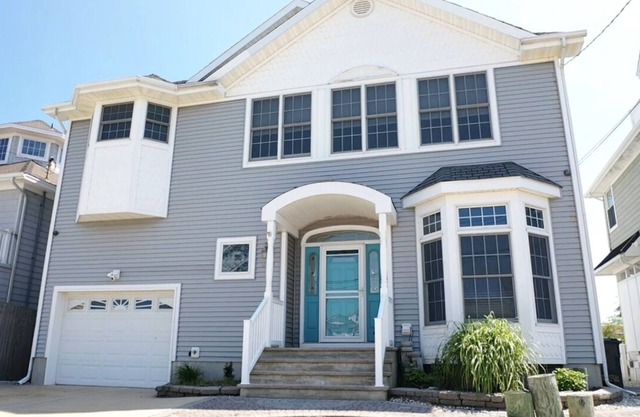 Abundance, brilliance & charm in this 5 bd 3 ba beauty in Lavallette w/WiFi, AC