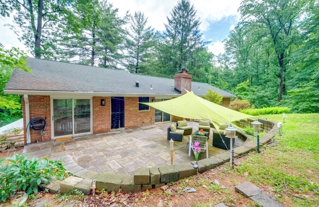 Access to Lake Barcroft: Falls Church Family Apt