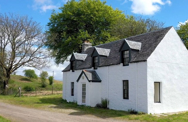 ACHANLOCHAN FARM, pet friendly, character holiday cottage in Taynuilt