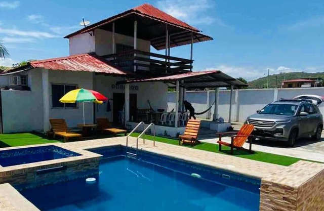 Acogedora casa con piscina en Crucita