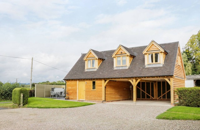 ACORN COTTAGE, family friendly, with hot tub in Little Hereford