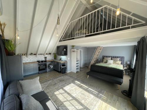 ACORN STUDIO Fully equipped Studio with kids loft