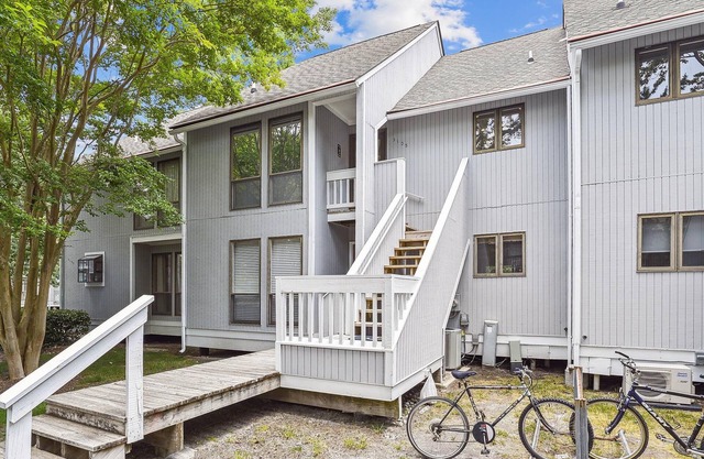 Activities included up to $300 FREE PER WEEK! Bright and pretty second-floor 3-bedroom, 2-bath Sea Colony unit with all of the modern conveniences