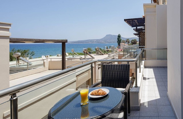 Adelphes- Beach front apartment