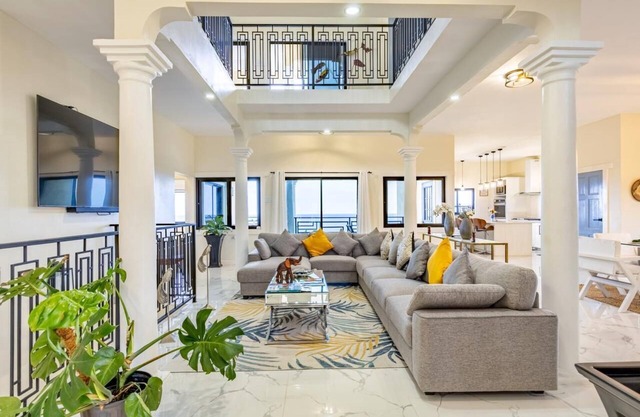 Adina View: Oceanview 8BR with Pool, WiFi, Gym, Jacuzzi, Chef, AC & Backyard BBQ