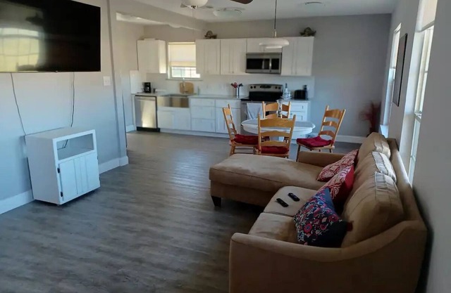 Adorable 2-bedroom guesthouse with pationn