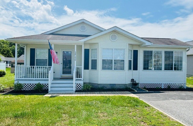 Adorable 3BR ranch. Community pool, tennis, short bike ride to Bethany Beach!