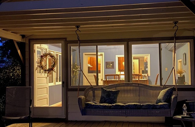 Adorable Chautauqua Lakefront cottage with private dock & kayaks.