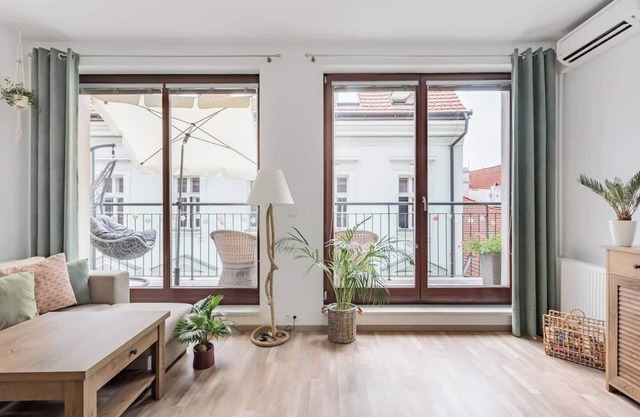 Adorable City Centre Apartment, Balcony, AC & Lift