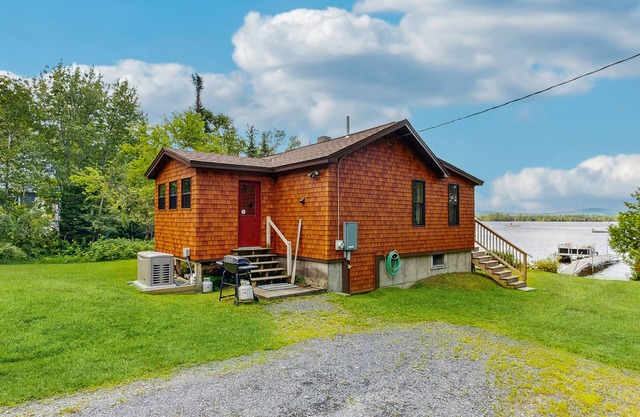 Adorable Cottage on the Lake W/Shared Dock, Full Kitchen, Firepit, & Hiking