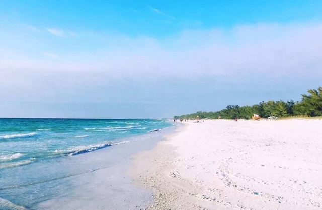 Adorable private house on AMI 2 bedrooms, steps from the sand! Privately owned.