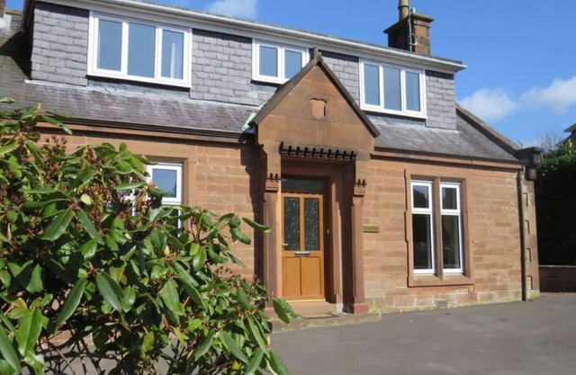 Adorable Spacious Sandstone Cottage
