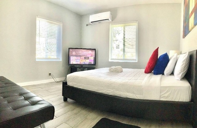 Adorable Studio Apt in the Heart of Miami Calle 8! #6