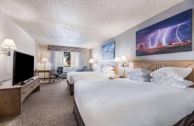 Affordable Unit Near State Farm Stadium! Pool, Free Parking and Breakfast!