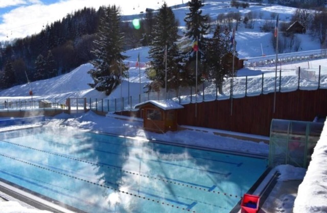 Afternoon swimming or snowshoeing and evening raclette in an idyllic setting!