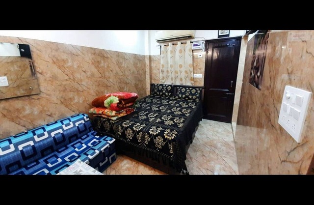 Aggarwal Guest House In Cream Location 92,121,74700