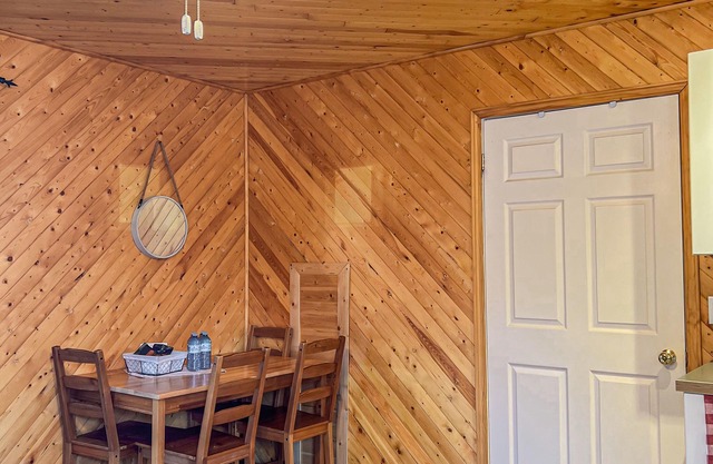 Ahmic Lake Resort's 1-Bedroom Cottage w/hot tub (LOON Cottage)