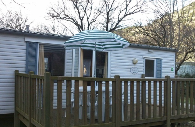 Air-conditioned mobile home with swimming pool