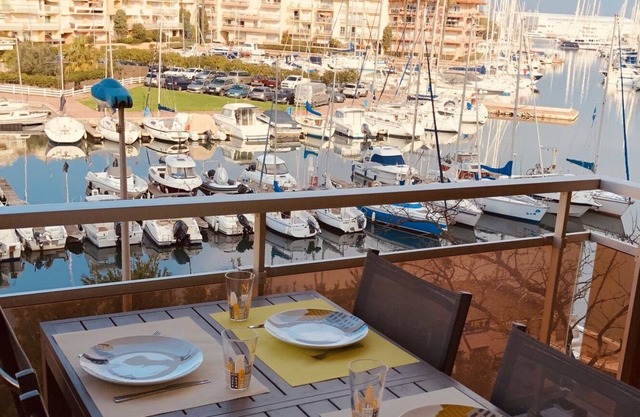 Air-conditioned harbor view apartment