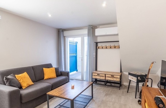 Air-conditioned studio with sea view terrace, garage and wifi