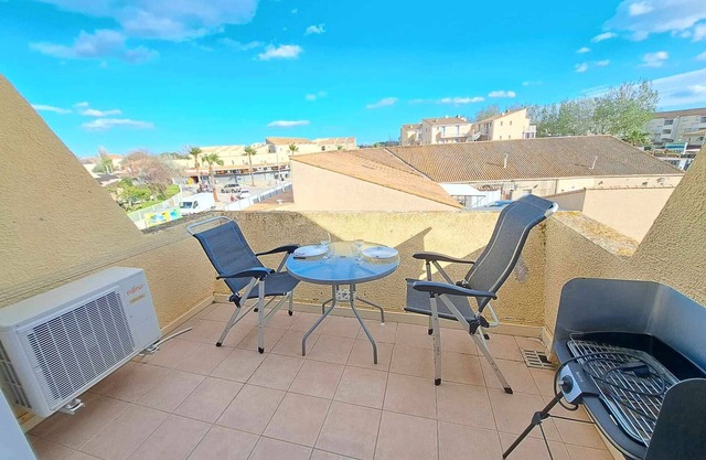 Air-Conditioned Studio with Terrace and BBQ in Marseillan Plage for 4 Guests