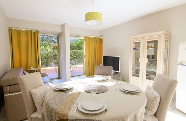 Air-conditioned apartment close to the beach