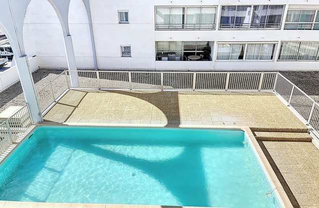 Air-conditioned apartment for 4 with pool, terrace and sea view