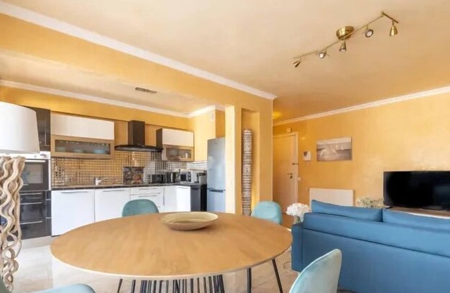 Air-conditioned apartment with terrace sea view